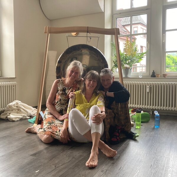 Die drei Gongspielerinnen vor einem Gong