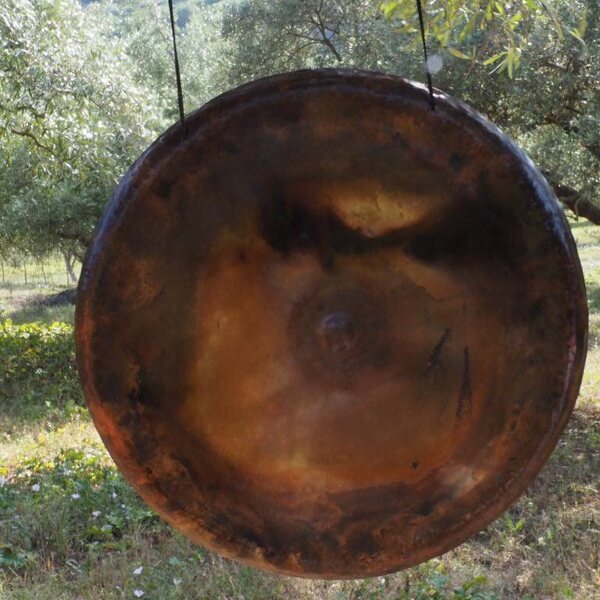 Selbstgeschmiedeter Meteoriten-Gong im Freien